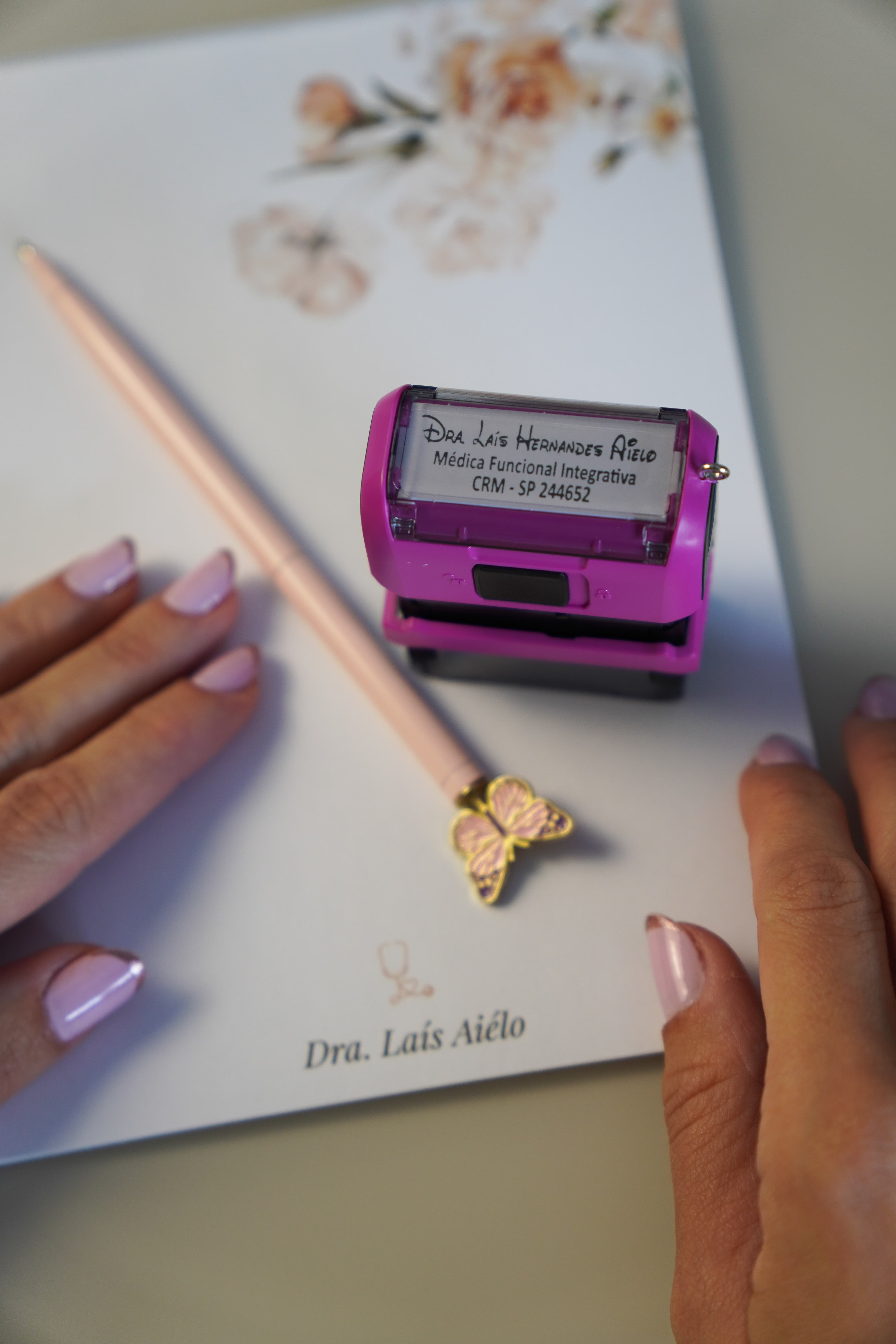 Receituário e carimbo da Dra. Lais Aielo
